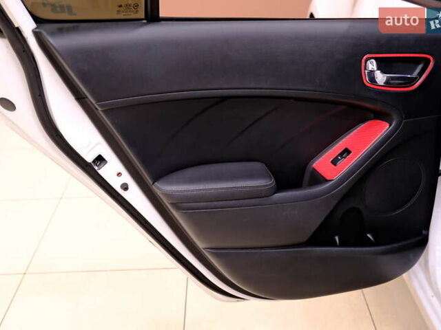 Белый Киа Форте, объемом двигателя 1.59 л и пробегом 90 тыс. км за 12500 $, фото 31 на Automoto.ua