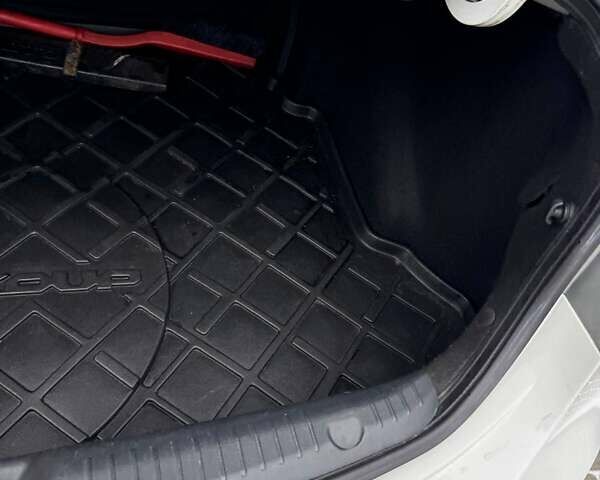 Белый Киа Форте, объемом двигателя 2 л и пробегом 209 тыс. км за 7500 $, фото 36 на Automoto.ua