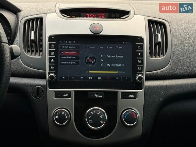 Білий Кіа Форте, об'ємом двигуна 2 л та пробігом 210 тис. км за 7990 $, фото 31 на Automoto.ua