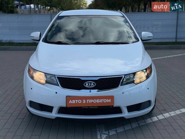 Белый Киа Форте, объемом двигателя 2 л и пробегом 229 тыс. км за 6900 $, фото 1 на Automoto.ua