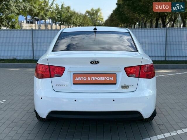 Білий Кіа Форте, об'ємом двигуна 2 л та пробігом 229 тис. км за 6900 $, фото 4 на Automoto.ua