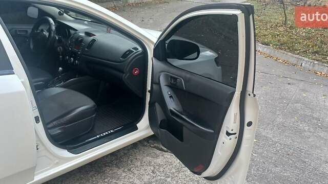 Киа Форте 2012 в Нетешине на Automoto.ua Белый Киа Форте, объемом двигателя 2 л и пробегом 213 тыс. км за 7400 $, фото 15 на Automoto.ua