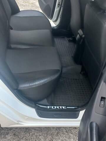 Киа Форте 2012 в Нетешине на Automoto.ua Белый Киа Форте, объемом двигателя 2 л и пробегом 213 тыс. км за 7400 $, фото 13 на Automoto.ua