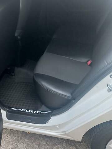 Киа Форте 2012 в Нетешине на Automoto.ua Белый Киа Форте, объемом двигателя 2 л и пробегом 213 тыс. км за 7400 $, фото 18 на Automoto.ua