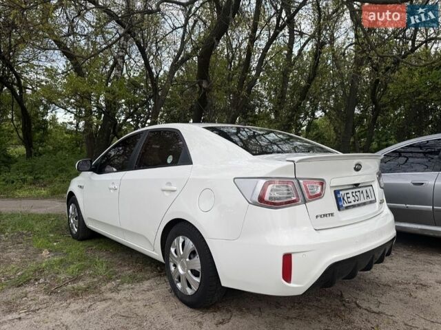 Білий Кіа Форте, об'ємом двигуна 1.59 л та пробігом 180 тис. км за 2999 $, фото 7 на Automoto.ua