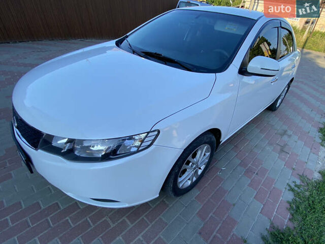 Білий Кіа Форте, об'ємом двигуна 2 л та пробігом 160 тис. км за 6200 $, фото 5 на Automoto.ua