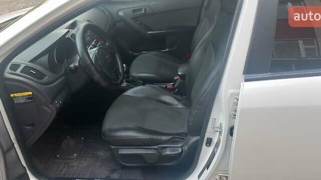 Киа Форте 2012 в Нетешине на Automoto.ua Белый Киа Форте, объемом двигателя 2 л и пробегом 213 тыс. км за 7400 $, фото 22 на Automoto.ua