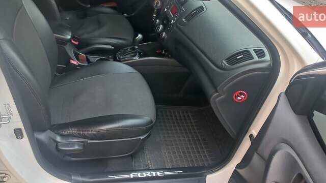 Киа Форте 2012 в Нетешине на Automoto.ua Белый Киа Форте, объемом двигателя 2 л и пробегом 213 тыс. км за 7400 $, фото 16 на Automoto.ua