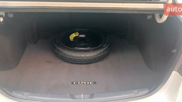 Киа Форте 2012 в Нетешине на Automoto.ua Белый Киа Форте, объемом двигателя 2 л и пробегом 213 тыс. км за 7400 $, фото 3 на Automoto.ua