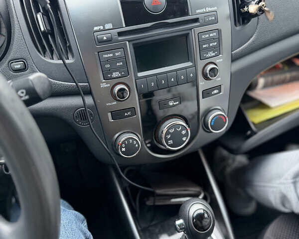 Білий Кіа Форте, об'ємом двигуна 2 л та пробігом 192 тис. км за 7500 $, фото 10 на Automoto.ua