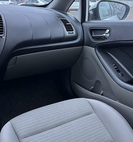 Белый Киа Форте, объемом двигателя 1.8 л и пробегом 164 тыс. км за 8000 $, фото 8 на Automoto.ua