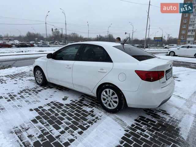 Білий Кіа Форте, об'ємом двигуна 2 л та пробігом 192 тис. км за 7500 $, фото 6 на Automoto.ua