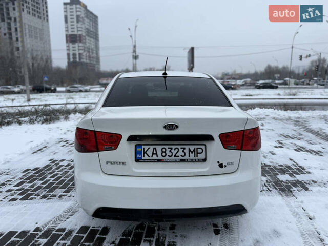 Білий Кіа Форте, об'ємом двигуна 2 л та пробігом 192 тис. км за 7500 $, фото 5 на Automoto.ua