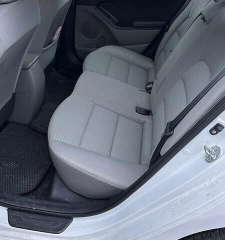 Белый Киа Форте, объемом двигателя 1.8 л и пробегом 164 тыс. км за 8000 $, фото 12 на Automoto.ua