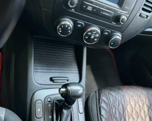 Білий Кіа Форте, об'ємом двигуна 2 л та пробігом 120 тис. км за 9300 $, фото 6 на Automoto.ua