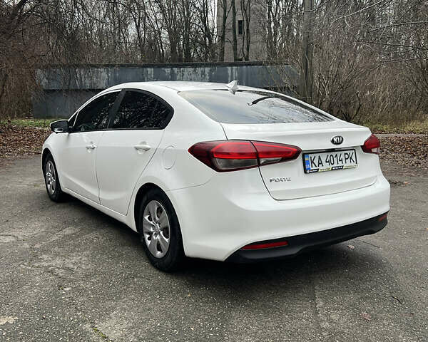 Белый Киа Форте, объемом двигателя 2 л и пробегом 233 тыс. км за 8500 $, фото 2 на Automoto.ua