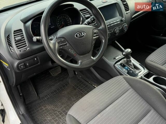 Білий Кіа Форте, об'ємом двигуна 2 л та пробігом 130 тис. км за 5500 $, фото 6 на Automoto.ua