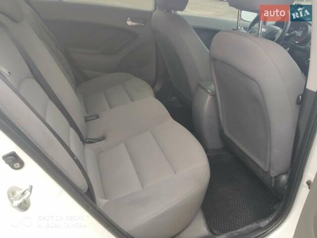 Білий Кіа Форте, об'ємом двигуна 2 л та пробігом 110 тис. км за 10500 $, фото 12 на Automoto.ua