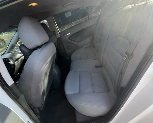 Білий Кіа Форте, об'ємом двигуна 2 л та пробігом 230 тис. км за 9300 $, фото 5 на Automoto.ua