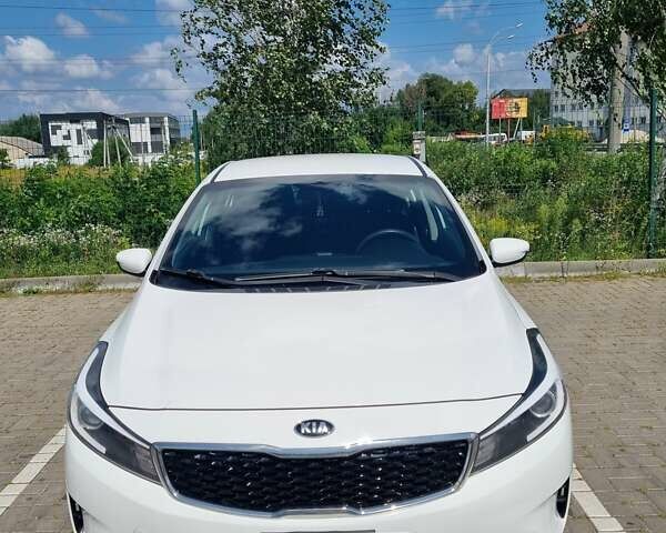 Білий Кіа Форте, об'ємом двигуна 2 л та пробігом 152 тис. км за 11300 $, фото 1 на Automoto.ua
