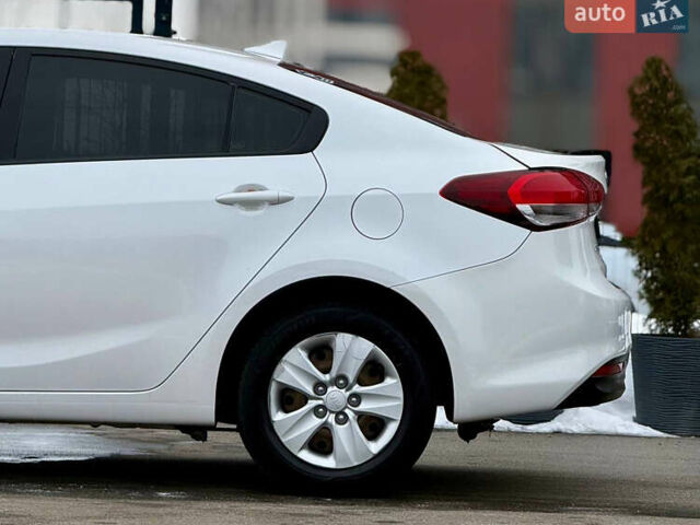 Білий Кіа Форте, об'ємом двигуна 2 л та пробігом 219 тис. км за 8900 $, фото 6 на Automoto.ua