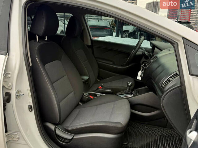 Білий Кіа Форте, об'ємом двигуна 2 л та пробігом 219 тис. км за 8900 $, фото 34 на Automoto.ua