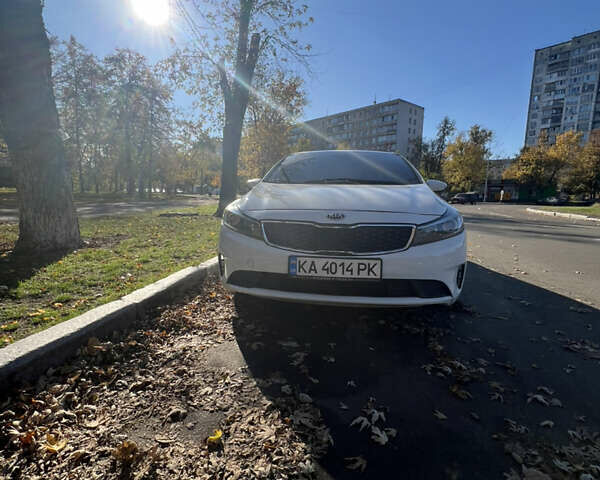 Білий Кіа Форте, об'ємом двигуна 2 л та пробігом 230 тис. км за 9300 $, фото 1 на Automoto.ua