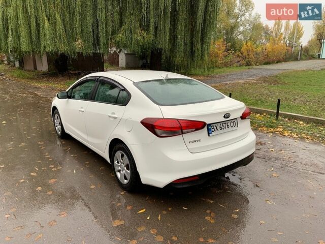 Білий Кіа Форте, об'ємом двигуна 2 л та пробігом 130 тис. км за 9850 $, фото 4 на Automoto.ua