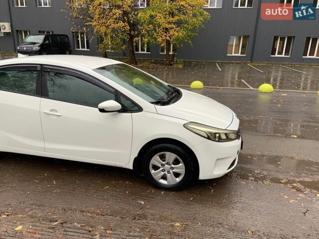 Білий Кіа Форте, об'ємом двигуна 2 л та пробігом 130 тис. км за 9850 $, фото 3 на Automoto.ua