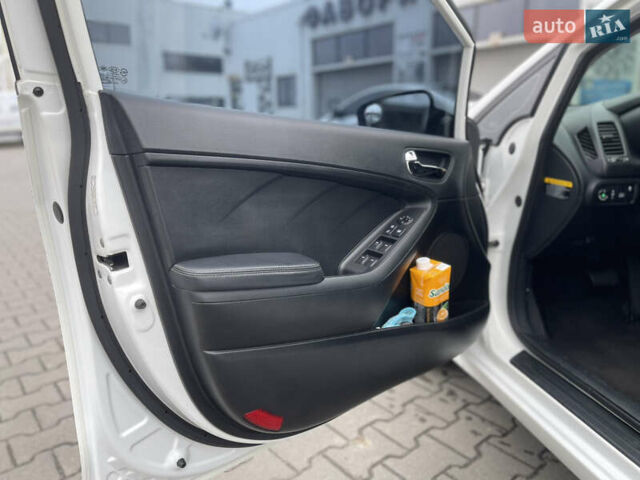 Белый Киа Форте, объемом двигателя 1.8 л и пробегом 154 тыс. км за 9999 $, фото 9 на Automoto.ua
