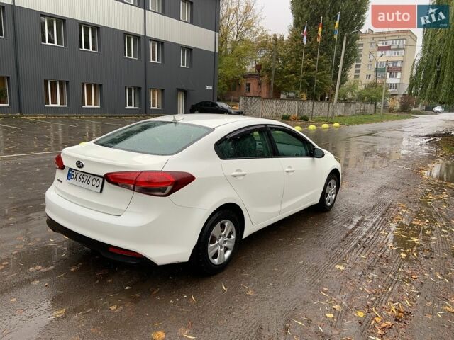 Білий Кіа Форте, об'ємом двигуна 2 л та пробігом 130 тис. км за 9850 $, фото 5 на Automoto.ua
