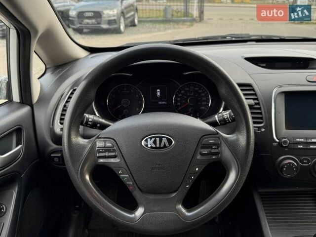Білий Кіа Форте, об'ємом двигуна 2 л та пробігом 130 тис. км за 5500 $, фото 7 на Automoto.ua