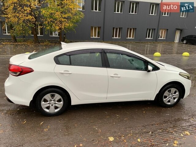 Білий Кіа Форте, об'ємом двигуна 2 л та пробігом 130 тис. км за 9850 $, фото 2 на Automoto.ua