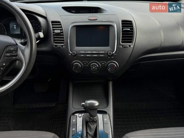 Білий Кіа Форте, об'ємом двигуна 2 л та пробігом 130 тис. км за 5500 $, фото 8 на Automoto.ua