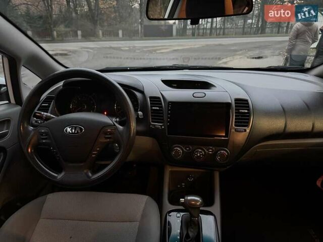 Білий Кіа Форте, об'ємом двигуна 2 л та пробігом 159 тис. км за 9000 $, фото 4 на Automoto.ua