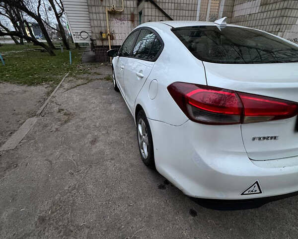 Білий Кіа Форте, об'ємом двигуна 2 л та пробігом 128 тис. км за 6400 $, фото 1 на Automoto.ua