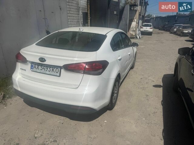 Белый Киа Форте, объемом двигателя 2 л и пробегом 190 тыс. км за 8000 $, фото 2 на Automoto.ua