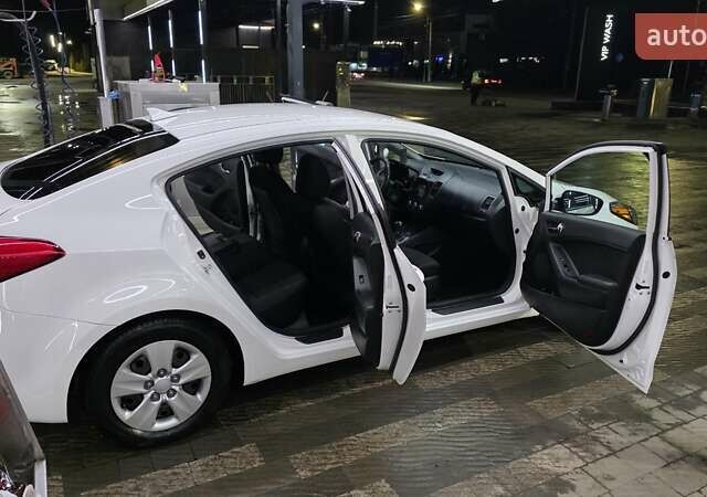 Білий Кіа Форте, об'ємом двигуна 1.8 л та пробігом 170 тис. км за 8800 $, фото 7 на Automoto.ua