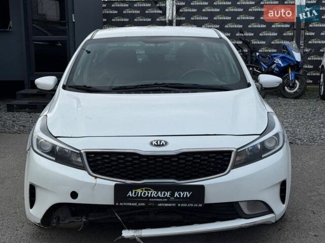 Білий Кіа Форте, об'ємом двигуна 2 л та пробігом 130 тис. км за 5500 $, фото 1 на Automoto.ua