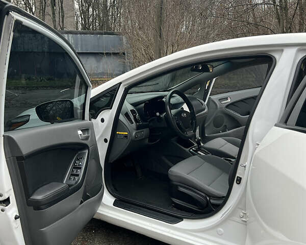 Белый Киа Форте, объемом двигателя 2 л и пробегом 233 тыс. км за 8500 $, фото 6 на Automoto.ua