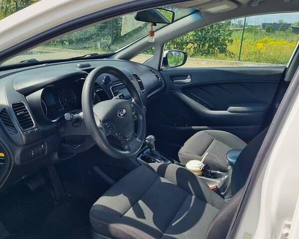 Білий Кіа Форте, об'ємом двигуна 2 л та пробігом 152 тис. км за 11300 $, фото 5 на Automoto.ua