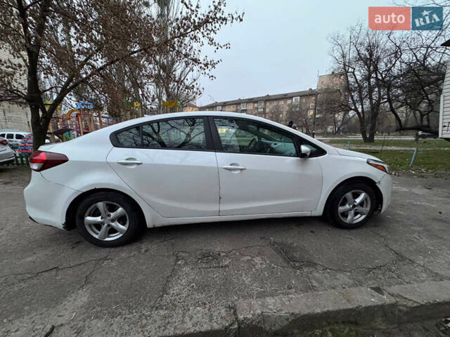Білий Кіа Форте, об'ємом двигуна 2 л та пробігом 128 тис. км за 6400 $, фото 12 на Automoto.ua