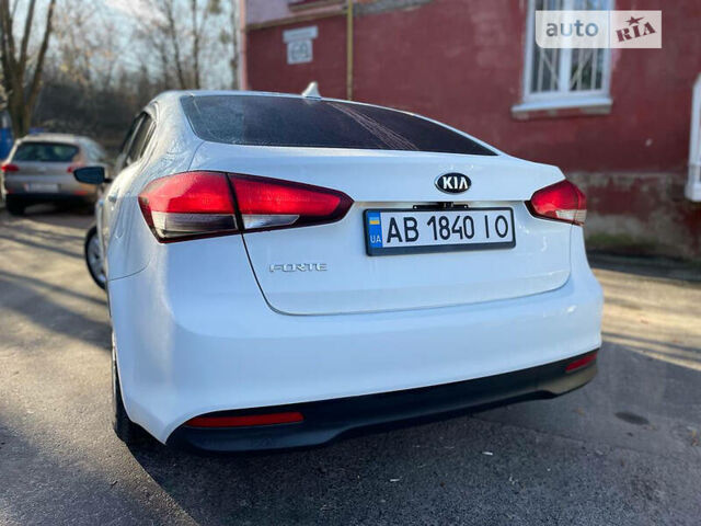 Білий Кіа Форте, об'ємом двигуна 2 л та пробігом 72 тис. км за 11000 $, фото 4 на Automoto.ua