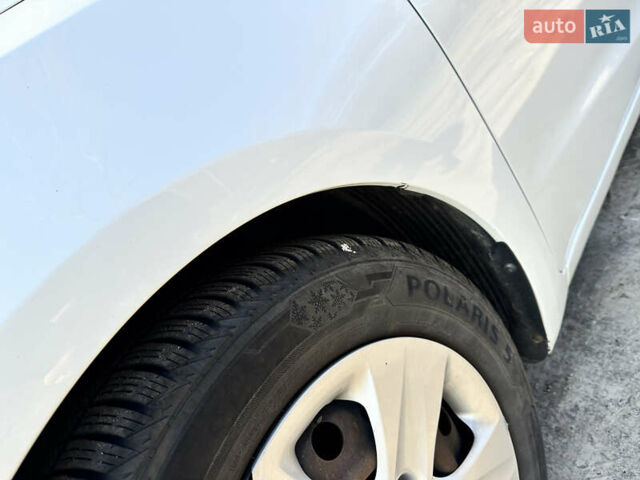 Білий Кіа Форте, об'ємом двигуна 2 л та пробігом 118 тис. км за 11500 $, фото 13 на Automoto.ua