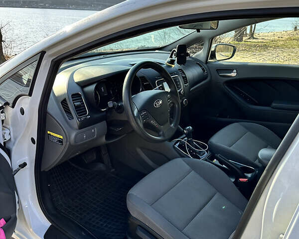 Білий Кіа Форте, об'ємом двигуна 2 л та пробігом 118 тис. км за 11500 $, фото 2 на Automoto.ua