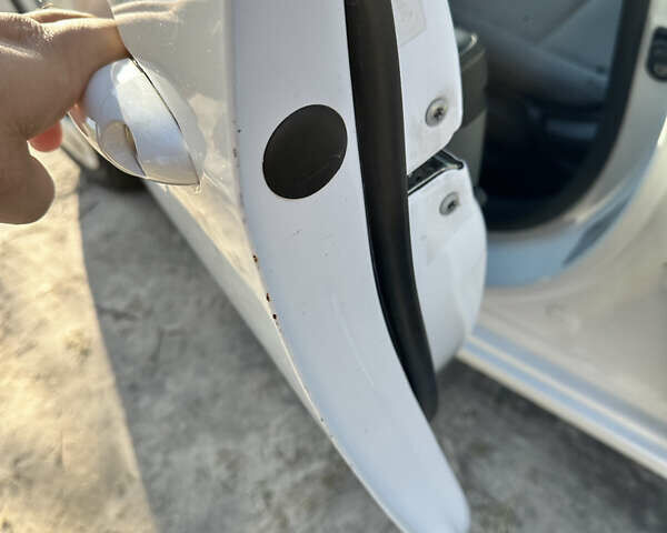 Білий Кіа Форте, об'ємом двигуна 2 л та пробігом 118 тис. км за 11500 $, фото 12 на Automoto.ua