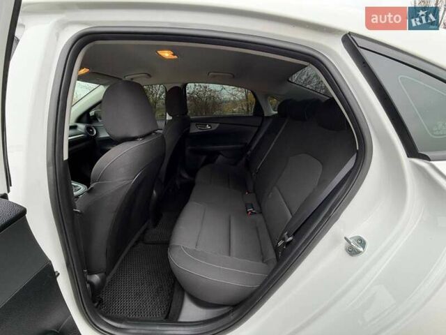 Белый Киа Форте, объемом двигателя 2 л и пробегом 128 тыс. км за 13500 $, фото 35 на Automoto.ua