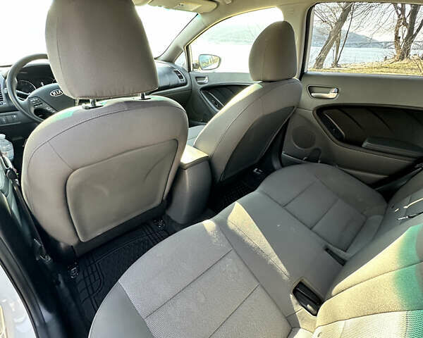 Білий Кіа Форте, об'ємом двигуна 2 л та пробігом 118 тис. км за 11500 $, фото 4 на Automoto.ua