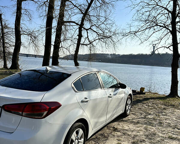 Білий Кіа Форте, об'ємом двигуна 2 л та пробігом 118 тис. км за 11500 $, фото 15 на Automoto.ua