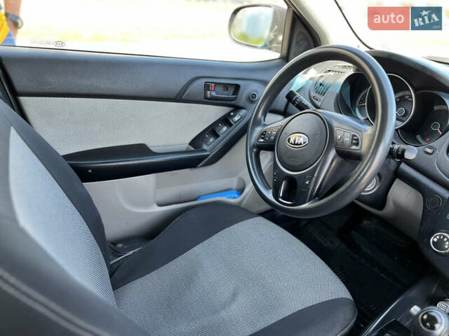 Красный Киа Форте, объемом двигателя 0 л и пробегом 120 тыс. км за 6900 $, фото 15 на Automoto.ua